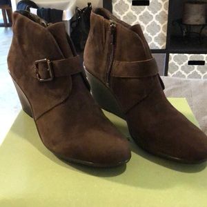 NWOT-Clark’s brown suede ankle boots 9.5m.